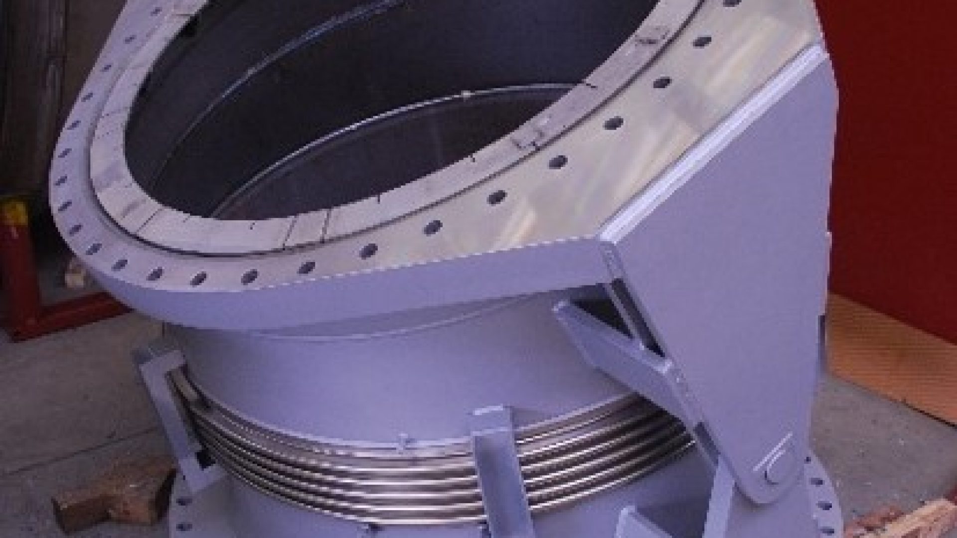 Expansion joints made of Inconel 625 with permanent leakage control. Fully refractory lined to withstand design specification TGas = 1200° C (2192° F) and PDesign = 2.4 bar g (34.81 psi).